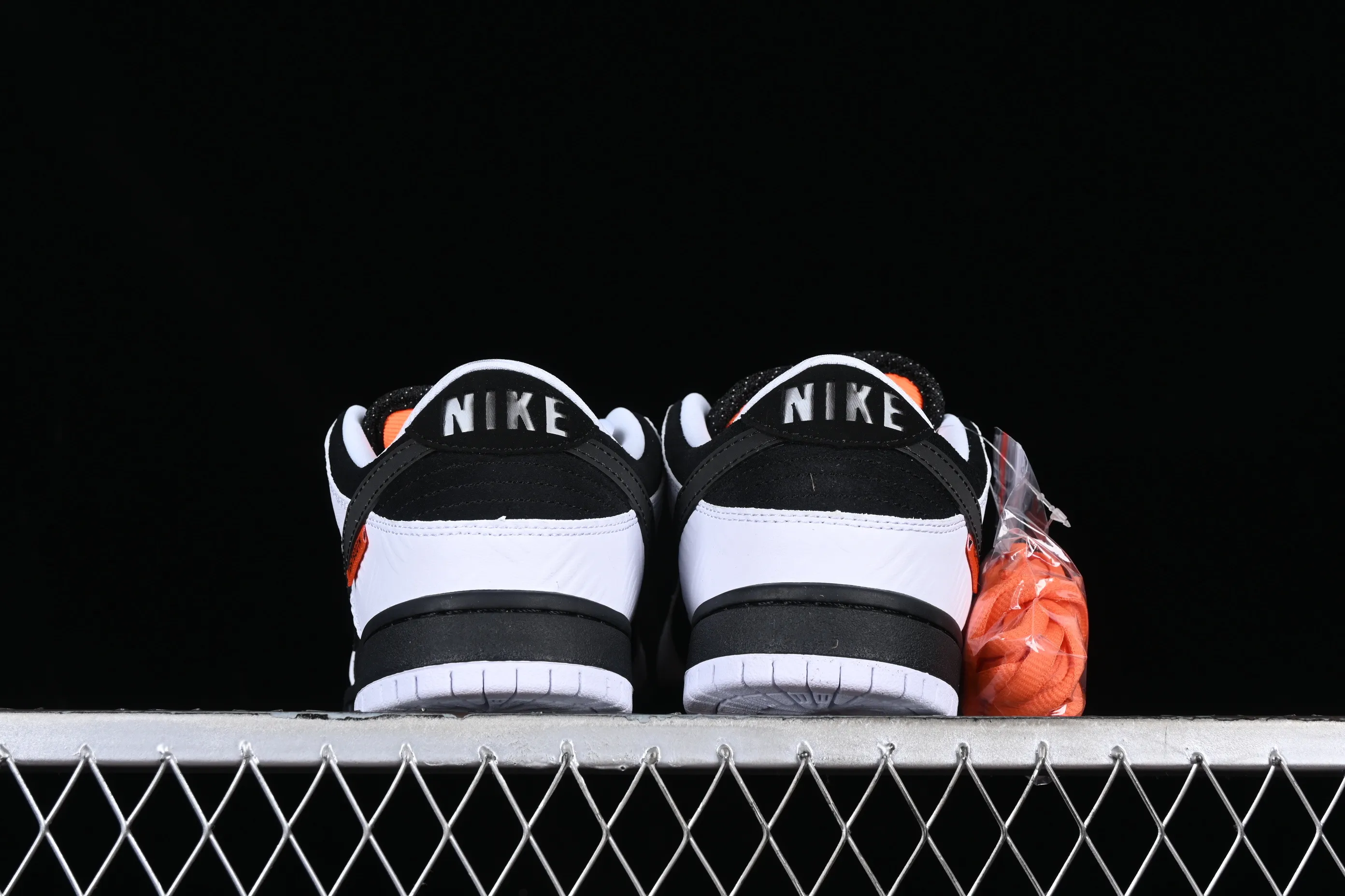 All categories Nk SB Dunk Series Nk SB Dunk Low low-top sneakers Cost-effective version Tightbooth x Nk SB Dunk joint model Reverse Panda SB low-top casual sports skateboard shoes FD2629-100